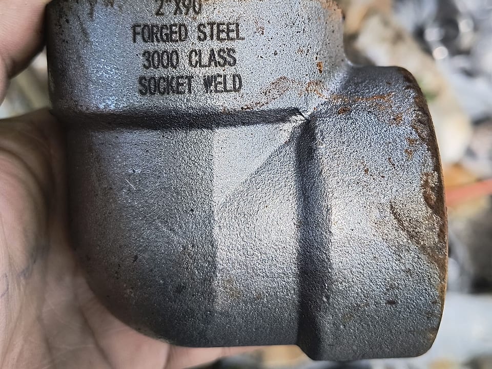 Codo forjado de acero clase 3000 socket weld de 2 pulgadas, con marcado de norma visible
