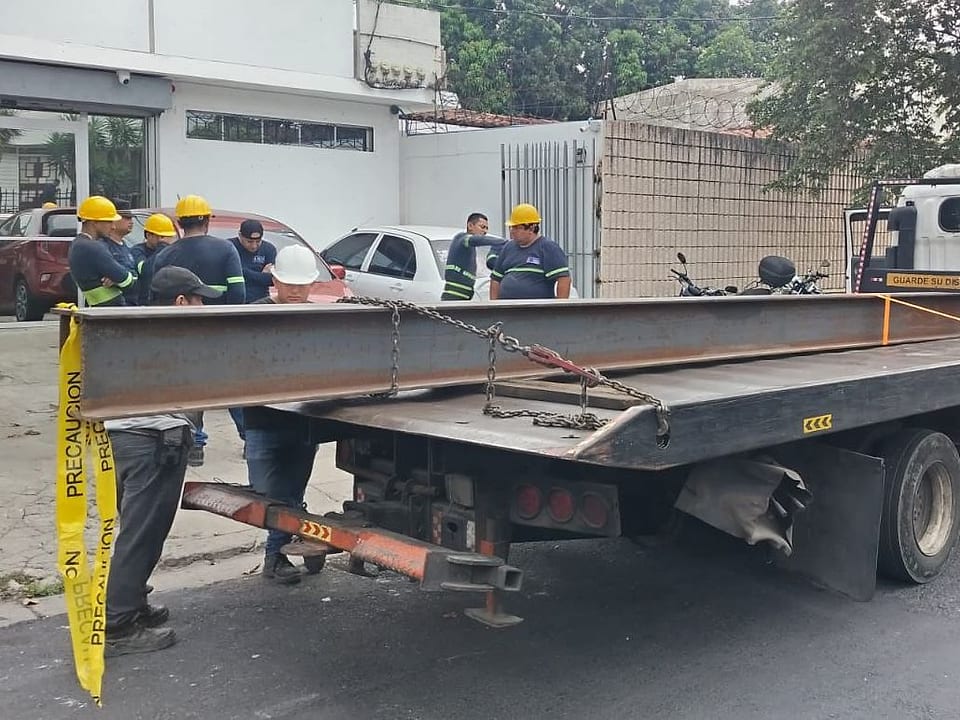 Viga de acero tipo H siendo cargada sobre plataforma para entrega en San Salvador